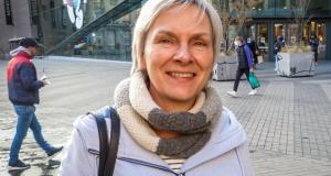 Femme engagée, l'infirmière sociale soigne les personnes sans-abri !